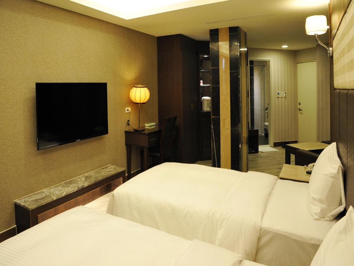 Maple Hotel Second Branch 台南 エクステリア 写真